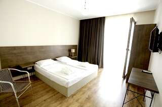 Отель Hotel Homey Kobuleti Кобулети Двухместный номер с 1 кроватью или 2 отдельными кроватями и дополнительной кроватью-5